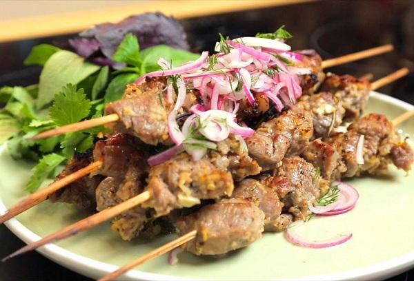 Shashlik di agnello al forno dello chef Vasily Emelianenko