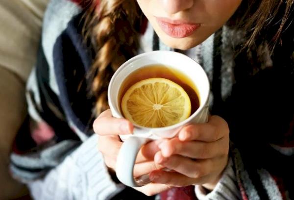 Mujer bebiendo té caliente