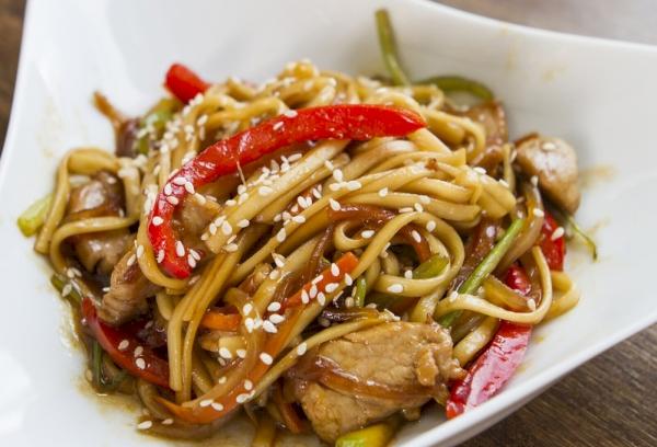 Fideos al huevo con cerdo en salsa