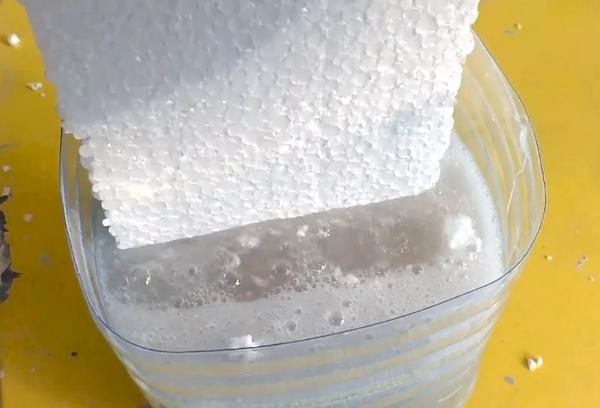 Making glue from foam plastic and solvent