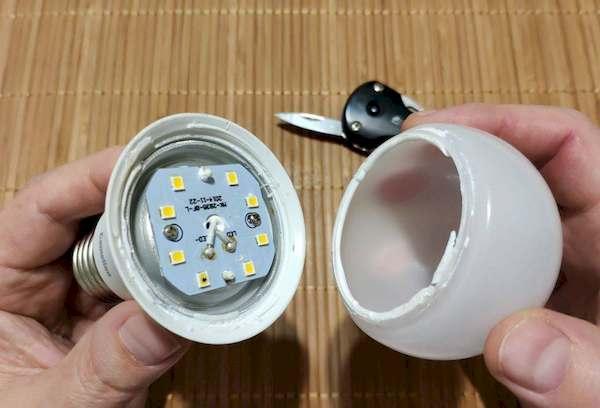 I-disassemble ang LED lamp