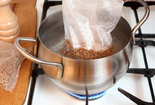 Grano saraceno in sacchetti in una padella sul fuoco