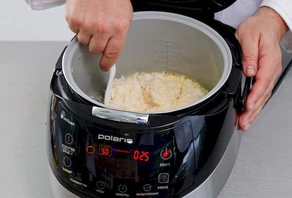 Arroz cocido en olla de cocción lenta.