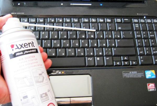 Limpiar el teclado de una computadora portátil con latas de aerosol
