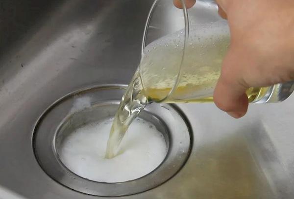 Limpiar el fregadero con bicarbonato y vinagre