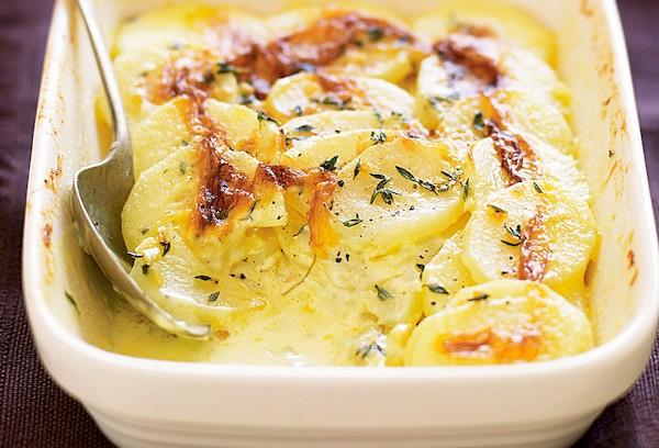 Gratin pigro con patate surgelate e panna acida