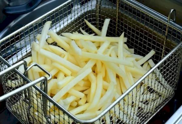 Pommes frites i frityrkoker