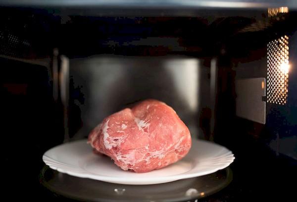 Külmutatud liha sulatamine mikrolaineahjus