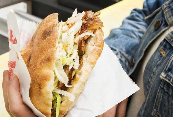 Shawarma trong bánh mì pita