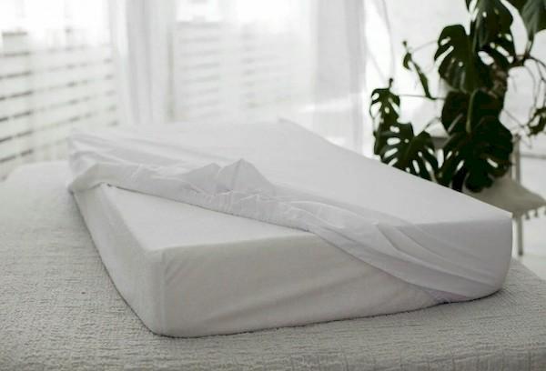 Thin mattress pad for bed