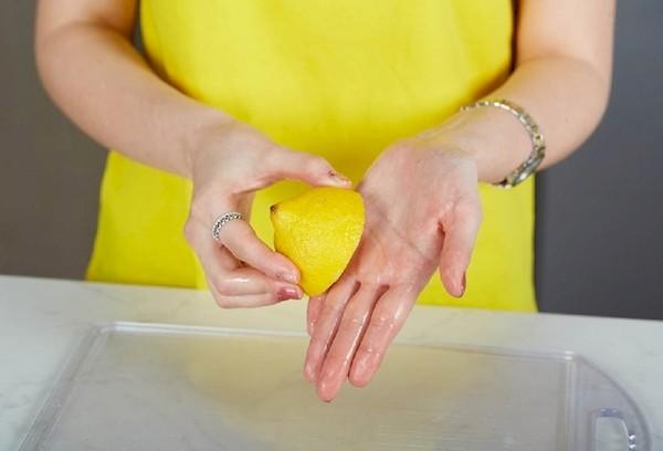 Käteplekkide pesemine sidruniga