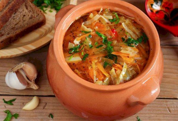 Sopa de repollo en cazuela de barro