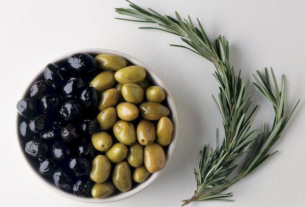 Oliivide ja mustade oliivide assortii