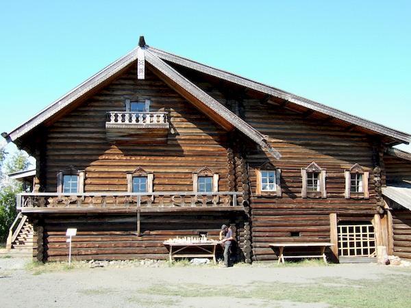 Karelian hut na may terrace