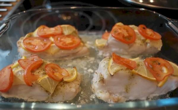 Ikan kod fillet dibakar dengan lemon dan tomato