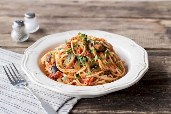 Espaguetis con carne picada, tomates y berenjenas