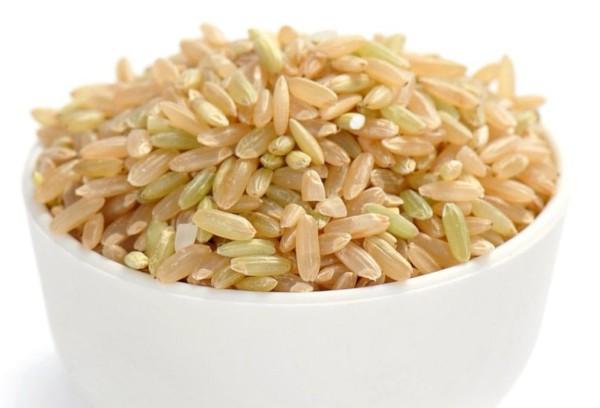 Brown rice sa isang mangkok