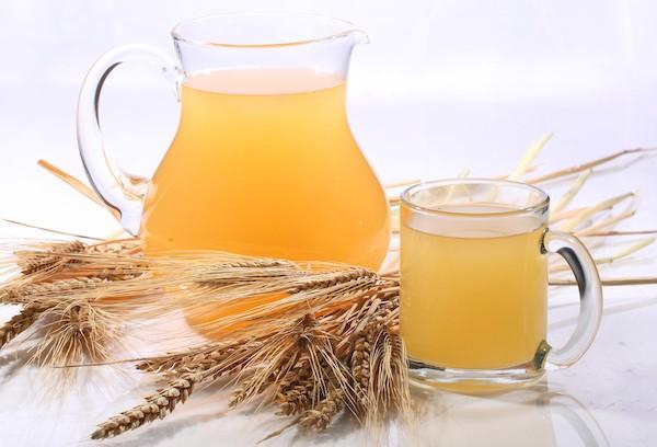 barley kvass na gawa sa inihaw na butil, asukal at pasas;