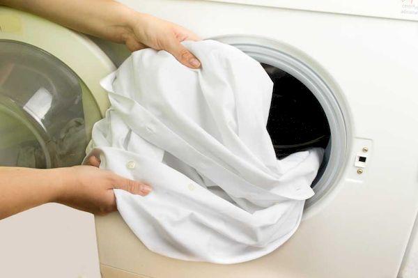 Cómo lavar una prenda descolorida y devolverla a su color original