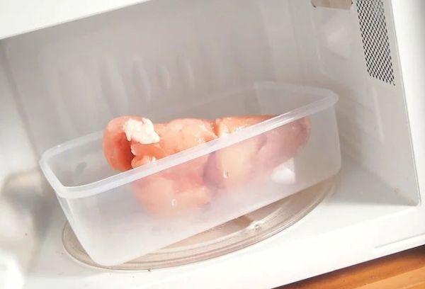 Descongelar pollo en el microondas