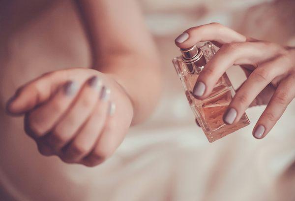 Tüdruk parfüümiga