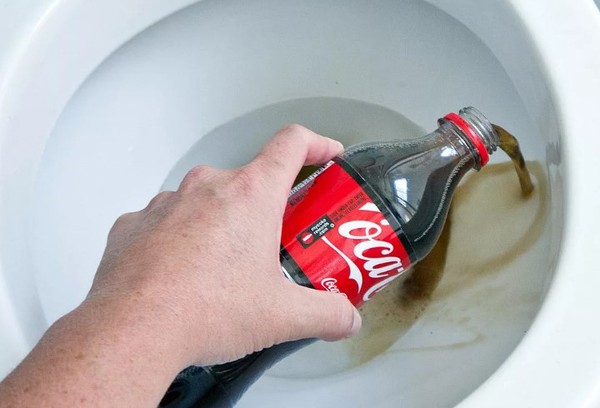 Tualettruumi puhastamine Coca Colaga