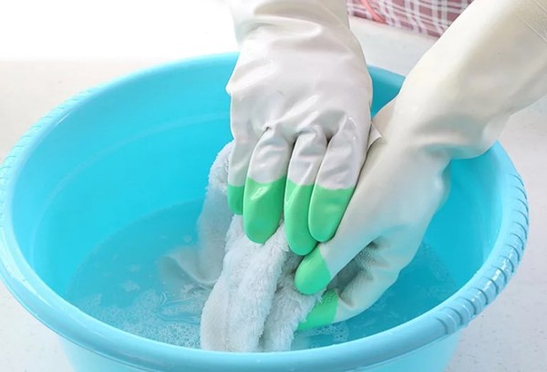 Lavar a mano con guantes